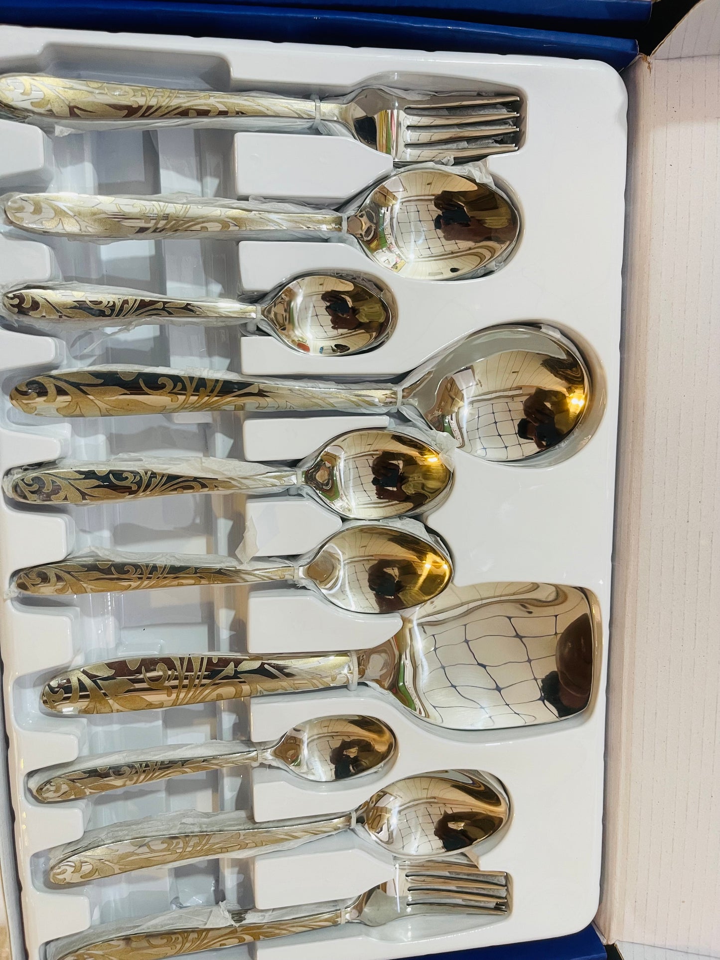 Orginal Arshia Brand . Stainless steal 53 piece Cutlary set . For 12 person High quality